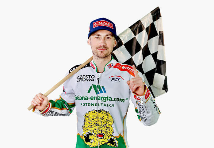 A photograph of a CKM Włókniarz player, Leon Madsen, holding a black and white checkered flag
