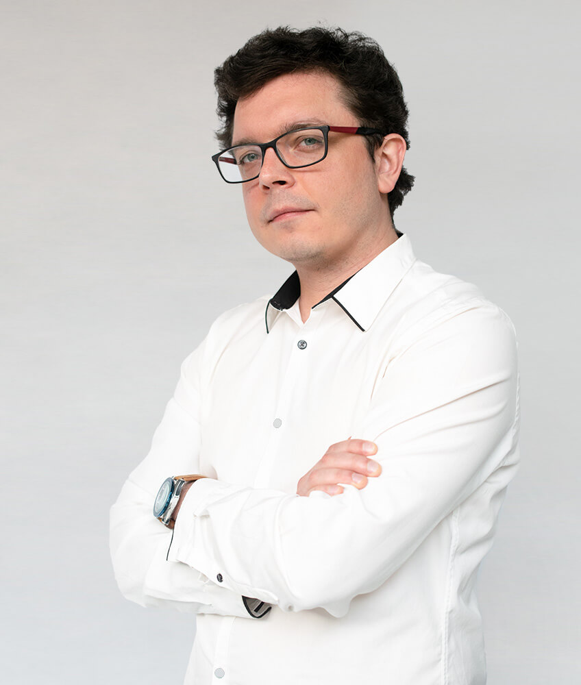 Portret biznesowy pracownika agencji Click Leaders Tomasza Morasa - mężczyzna w białej koszuli na neutralnym tle