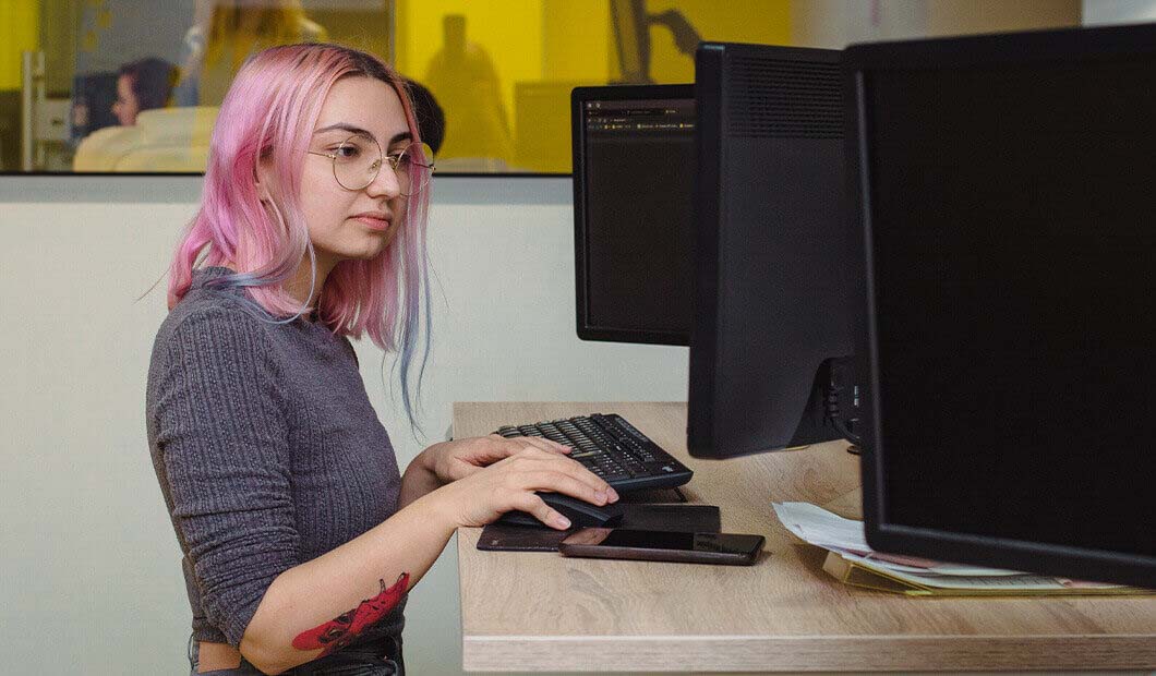 An employee of the Click Leaders agency working on creating an online store